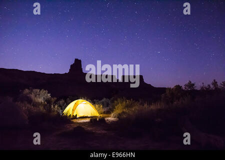 Zelt in einem Lager auf der White Rim Trail in Canyonlands National Park, Utah. Stockfoto