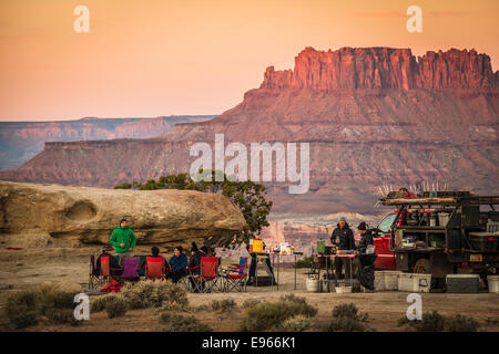 Camp entlang der White Rim Trail, Canyonlands National Park, Moab, Utah. Stockfoto