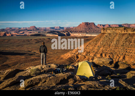 Camp entlang der White Rim Trail, Canyonlands National Park, Moab, Utah. Stockfoto