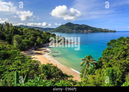 Gorgeous Laem Sing Beach am Morgen genommen vom Hochpunkt, Phuket, Thailand Stockfoto