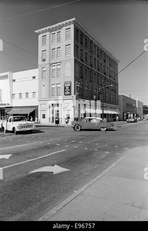 Dieses Foto zeigt die Architektur von Gebäuden in Hattiesburg, Mississippi, aufgenommen im Jahr 1965. Es unterstreicht den architektonischen Stil der Stadt Mitte des 20. Jahrhunderts und die urbane Landschaft der Zeit. Stockfoto