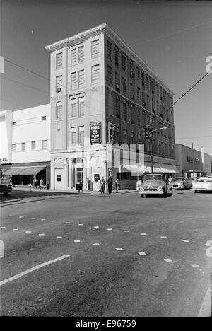 Dieses Foto aus dem Jahr 1965 zeigt Gebäude in Hattiesburg, Mississippi. Das Bild bietet eine Momentaufnahme der architektonischen Landschaft der Stadt in den 1960er Jahren Stockfoto