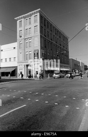 Ein Foto von Gebäuden in Hattiesburg, Mississippi, aufgenommen 1965. Dieses Bild bietet eine Momentaufnahme der architektonischen Landschaft der Stadt in der Mitte des 20. Jahrhunderts. Stockfoto