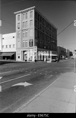 Eine Fotografie, die Gebäude in Hattiesburg, Mississippi, im Jahr 1965 erfasst. Das Bild zeigt den architektonischen Stil und die städtische Landschaft der Stadt Mitte des 20. Jahrhunderts. Stockfoto
