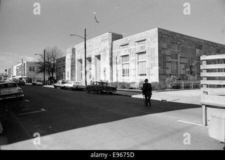 Foto von Gebäuden in Hattiesburg, Mississippi, aufgenommen 1965. Das Bild fängt die Architektur und urbane Landschaft dieser amerikanischen Stadt Mitte des 20. Jahrhunderts ein. Stockfoto