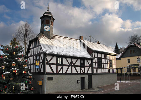Altes Rathaus von Engenhahn im Taunus mit Weihnachtsbaum Stockfoto