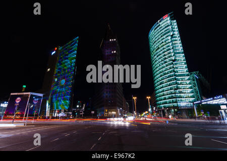 Hochhäuser am Potsdamer Platz in Nachtbeleuchtung. Kreuzung. Die jährliche Festival der Lichter 2014 Stockfoto