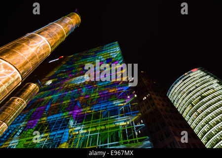BERLIN, Deutschland - 10. Oktober 2014: Hochhäuser am Potsdamer Platz in Nachtbeleuchtung. Die jährliche Festival der Lichter 2014 Stockfoto