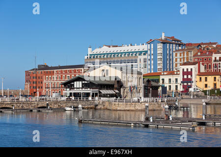 Blick auf den alten Hafen von Gijon und Yachten, Asturien, Nordspanien Stockfoto