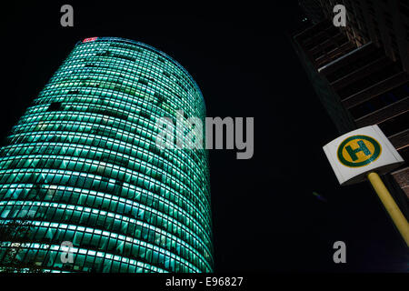 Ein Wolkenkratzer Hauptquartier der Deutschen Bahn zum Potsdamer Platz in der Nachtbeleuchtung. Die jährliche Festival der Lichter 2014 Stockfoto