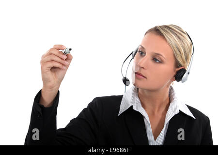 Callcenter-Agent hält einen Filzstift Stockfoto