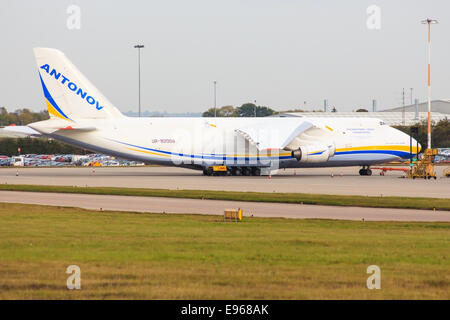 Antonov an DHL Cargo Hub abgestellt Stockfoto