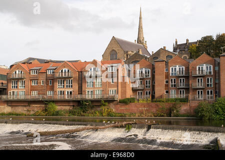 Wohnungsbau am Ufer des Flusses in Durham, North East England, Großbritannien Stockfoto