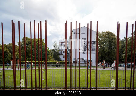 Gedenkstätte Berliner Mauer, Bernauer Straße, Mitte, Berlin, Deutschland zum Gedenken an die Geschichte der Berliner Mauer. Stockfoto