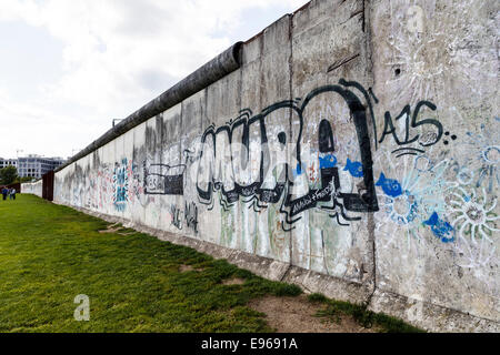 Überrest Abschnitt der Berliner Mauer an der Gedenkstätte Berliner Mauer, Bernauer Straße, Berlin Mitte Stockfoto