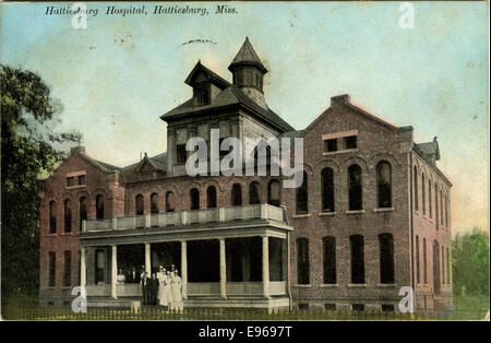 Ein Foto des Krankenhauses Hattiesburg in Hattiesburg, Mississippi, das die Architektur und Umgebung des Gebäudes in einem historischen Kontext zeigt. Das Bild stammt aus einer früheren Periode in der Krankengeschichte. Stockfoto