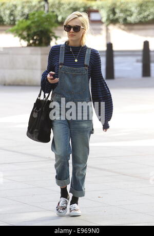 Fearne Cotton Felsen ein paar Jeans Latzhose am Karfreitag, als sie im BBC-Studio im Zentrum von London ankommt.  Mitwirkende: Fearne Cotton wo: London, Vereinigtes Königreich bei: 18. April 2014 Stockfoto