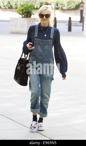 Fearne Cotton Felsen ein paar Jeans Latzhose am Karfreitag, als sie im BBC-Studio im Zentrum von London ankommt.  Mitwirkende: Fearne Cotton wo: London, Vereinigtes Königreich bei: 18. April 2014 Stockfoto