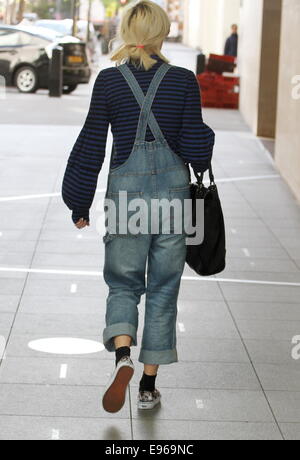 Fearne Cotton Felsen ein paar Jeans Latzhose am Karfreitag, als sie im BBC-Studio im Zentrum von London ankommt.  Mitwirkende: Fearne Cotton wo: London, Vereinigtes Königreich bei: 18. April 2014 Stockfoto