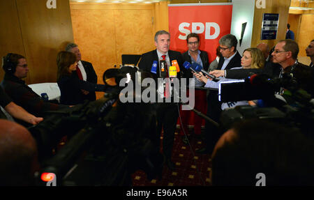 Erfurt, Deutschland. 20. Oktober 2014. Nach der Direktoren Treffen der Thüringer Sozialdemokraten, der dafür vorgesehenen Thüringer SPD-Vorsitzende, Erfurts Chef Bürgermeister Andreas Bausewein, angekündigt, die Ergebnisse der Abstimmung in Erfurt, Deutschland, 20. Oktober 2014. Die ausgefahrenen Zustand Vorstand einstimmig für eine Koalition zwischen der Sozialdemokrat, links, und grüne Parteien. Thüringens SPD-Führung haben die Weichen für eine Regierung-Umsatz mit den ersten Links Thüringer premier. Foto: Martin Schutt/Dpa/Alamy Live News Stockfoto