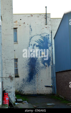 Bristol, UK. 21. Oktober 2014. Ein neues Kunstwerk von Streetart-Künstler Banksy - Mädchen mit A durchbohrt Trommelfell wegen genannt Alarmbox wo die Zipfelbildung sein soll - über Nacht in Bristol erschienen und hat mutwillig zerstört worden. Das Kunstwerk - eine Parodie von Vermeers Girl With A Pearl Earring - erschienen in Hannover statt, hinter die Stadt schweben der Hafen. ROBERT TIMONEY/Alamy Live-Nachrichten. Stockfoto