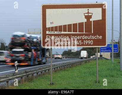 Helmstedt, Deutschland. 20. Oktober 2014. Ein Zeichen Lesung: "ehemalige innerdeutsche Grenze 1945-1990" auf der Seite der Autobahn in Helmstedt, Deutschland, 20. Oktober 2014. Zahlreiche Gedenkveranstaltungen sind für den 25. Jahrestag der Eröffnung am 9. November 2014 Grenze geplant. Foto: Jens Wolf/Dpa/Alamy Live News Stockfoto