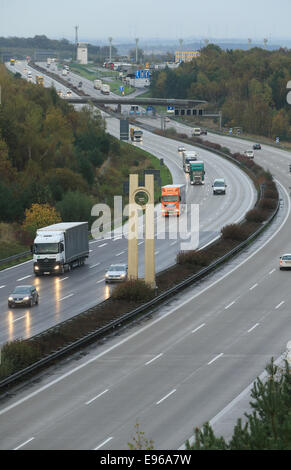 Autos fahren ungehindert von Ost nach West und umgekehrt entlang was einst der innerdeutschen Grenze Marienborn und Helmstedt, Deutschland, 20. Oktober 2014. Der ehemalige Grenzübergang Marienborn war die größte Prüfpunkt an der deutsch-deutschen Grenze, vor allem wegen der Durchgangsverkehr nach West-Berlin. Es ist ein Symbol der deutschen Teilung geworden. Verschiedene Gedenkveranstaltungen sind für den 25. Jahrestag der Eröffnung am 9. November 2014 Grenze geplant. Foto: Jens Wolf/dpa Stockfoto