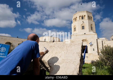 Jerusalem. 21. Oktober 2014. SHMULIK FREIREICH wiederherstellt und bewahrt eine seltene, 2.000 Jahre alten Stein graviert. Der Israel Antiquities Authority enthüllt, was sie beschreiben, wie "eine außergewöhnliche Entdeckung von enormer historischer Bedeutung und unter den wichtigsten lateinischen Inschriften, die jemals in Jerusalem entdeckt" - ein Fragment aus Kalkstein mit einer offiziellen lateinischen Gravur gewidmet Roman Emperor Hadrian datiert 129CE, auf dem Display vor das Rockefeller archäologische Museum. Bildnachweis: Nir Alon/Alamy Live-Nachrichten Stockfoto