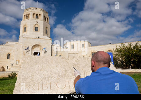 Jerusalem. 21. Oktober 2014. SHMULIK FREIREICH wiederherstellt und bewahrt eine seltene, 2.000 Jahre alten Stein graviert. Der Israel Antiquities Authority enthüllt, was sie beschreiben, wie "eine außergewöhnliche Entdeckung von enormer historischer Bedeutung und unter den wichtigsten lateinischen Inschriften, die jemals in Jerusalem entdeckt" - ein Fragment aus Kalkstein mit einer offiziellen lateinischen Gravur gewidmet Roman Emperor Hadrian datiert 129CE, auf dem Display vor das Rockefeller archäologische Museum. Bildnachweis: Nir Alon/Alamy Live-Nachrichten Stockfoto