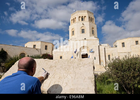 Jerusalem. 21. Oktober 2014. SHMULIK FREIREICH wiederherstellt und bewahrt eine seltene, 2.000 Jahre alten Stein graviert. Der Israel Antiquities Authority enthüllt, was sie beschreiben, wie "eine außergewöhnliche Entdeckung von enormer historischer Bedeutung und unter den wichtigsten lateinischen Inschriften, die jemals in Jerusalem entdeckt" - ein Fragment aus Kalkstein mit einer offiziellen lateinischen Gravur gewidmet Roman Emperor Hadrian datiert 129CE, auf dem Display vor das Rockefeller archäologische Museum. Bildnachweis: Nir Alon/Alamy Live-Nachrichten Stockfoto