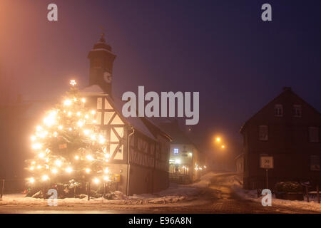 Altes Rathaus von Engenhahn im Taunus mit Weihnachtsbaum Stockfoto