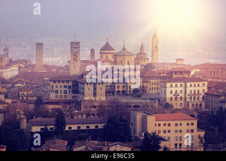 Abend-Blick von der oberen Stadt Citta Alta in Bergamo Stockfoto