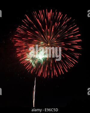 Feuerwerk in dunklen Himmel bereit für Isolierung Stockfoto