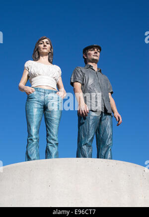 Gemalte Bronzeskulptur „Land Couple“ von Sean Henry, Newbiggin by the Sea, Northumberland, England Stockfoto