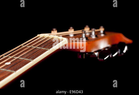 Zeigen Sie auf dem Griffbrett der Gitarre an Stockfoto