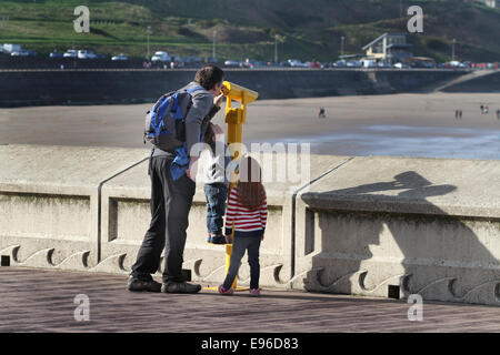 Mann mit Kindern und Teleskop. Stockfoto