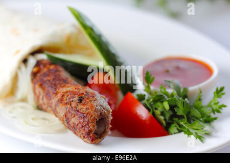 Schweinefleisch Shish Kebab mit grünen und Gemüse Stockfoto
