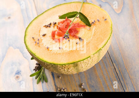 frische Melone Suppe mit Parma Schinken und Lavendel Blume Stockfoto