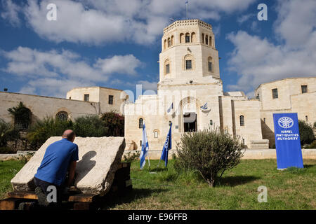 Jerusalem. 21. Oktober 2014. SHMULIK FREIREICH wiederherstellt und bewahrt eine seltene, 2.000 Jahre alten Stein graviert. Der Israel Antiquities Authority enthüllt, was sie beschreiben, wie "eine außergewöhnliche Entdeckung von enormer historischer Bedeutung und unter den wichtigsten lateinischen Inschriften, die jemals in Jerusalem entdeckt" - ein Fragment aus Kalkstein mit einer offiziellen lateinischen Gravur gewidmet Roman Emperor Hadrian datiert 129CE, auf dem Display vor das Rockefeller archäologische Museum. Bildnachweis: Nir Alon/Alamy Live-Nachrichten Stockfoto