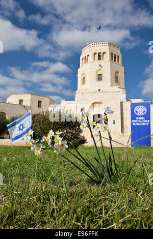 Jerusalem. 21. Oktober 2014. Der Israel Antiquities Authority enthüllt, was sie beschreiben, wie "eine außergewöhnliche Entdeckung von enormer historischer Bedeutung und unter den wichtigsten lateinischen Inschriften, die jemals in Jerusalem entdeckt" - ein Fragment aus Kalkstein mit einer offiziellen lateinischen Gravur gewidmet Roman Emperor Hadrian datiert 129CE, auf dem Display vor das Rockefeller archäologische Museum. Bildnachweis: Nir Alon/Alamy Live-Nachrichten Stockfoto