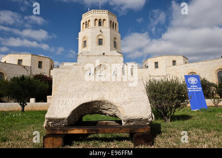 Jerusalem. 21. Oktober 2014. Der Israel Antiquities Authority enthüllt, was sie beschreiben, wie "eine außergewöhnliche Entdeckung von enormer historischer Bedeutung und unter den wichtigsten lateinischen Inschriften, die jemals in Jerusalem entdeckt" - ein Fragment aus Kalkstein mit einer offiziellen lateinischen Gravur gewidmet Roman Emperor Hadrian datiert 129CE, auf dem Display vor das Rockefeller archäologische Museum. Bildnachweis: Nir Alon/Alamy Live-Nachrichten Stockfoto