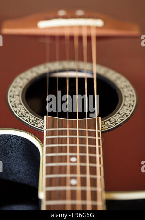 Zeigen Sie auf dem Griffbrett der Gitarre an Stockfoto