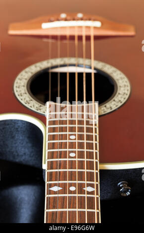 Zeigen Sie auf dem Griffbrett der Gitarre an Stockfoto