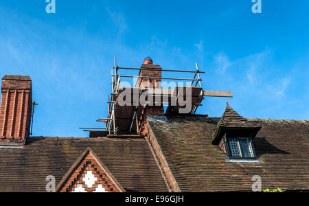 Schornstein-Wiederherstellung auf einem alten, historischen Haus in England. Stockfoto