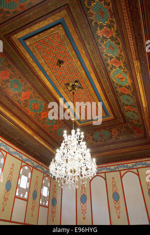 BACHTSCHYSSARAJ, Russland - 1. Oktober 2014: Decke und Kronleuchter Divan Kammer in Khan Palast (Hansaray) in Bachtschyssaraj. Die Stockfoto