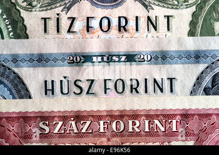 Ausschnitt aus einem alten ungarischen Banknote mit Nummern in der ungarischen Sprache - 10, 20 und 100 Forint Stockfoto