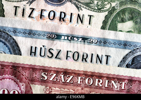 Ausschnitt aus einem alten ungarischen Banknote mit Nummern in der ungarischen Sprache - 10, 20 und 100 Forint Stockfoto