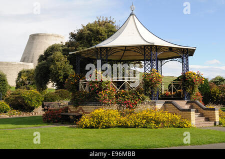 Blume bedeckt Musikpavillon Runnymede Gärten Ilfracombe Devon England UK GB Stockfoto