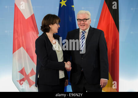 Berlin, Deutschland. 21. Oktober 2014. Bundesaußenminister Steinmeier georgischen Außenminister Maia Panjikidze trifft zu reden Beziehungen zu Georgien Deutschland und die Europäische Union steht für Zentrum der Diskussion sowie der Ukraine-Krise bei deutschen fremden Ministerium am 21. Oktober 2014 in Berlin, Deutschland. / Bild: Maia Panjikidze und georgischen Außenminister Frank-Walter Steinmeier (SPD), deutscher Außenminister. Bildnachweis: Reynaldo Chaib Paganelli/Alamy Live-Nachrichten Stockfoto