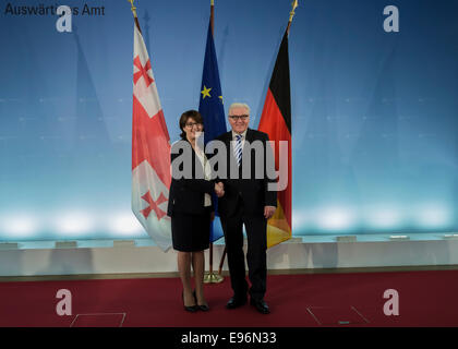 Berlin, Deutschland. 21. Oktober 2014. Bundesaußenminister Steinmeier georgischen Außenminister Maia Panjikidze trifft zu reden Beziehungen zu Georgien Deutschland und die Europäische Union steht für Zentrum der Diskussion sowie der Ukraine-Krise bei deutschen fremden Ministerium am 21. Oktober 2014 in Berlin, Deutschland. / Bild: Maia Panjikidze und georgischen Außenminister Frank-Walter Steinmeier (SPD), deutscher Außenminister. Bildnachweis: Reynaldo Chaib Paganelli/Alamy Live-Nachrichten Stockfoto